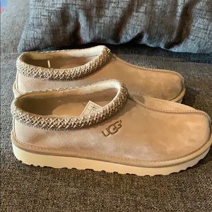 Women’s 7 UGG slippers